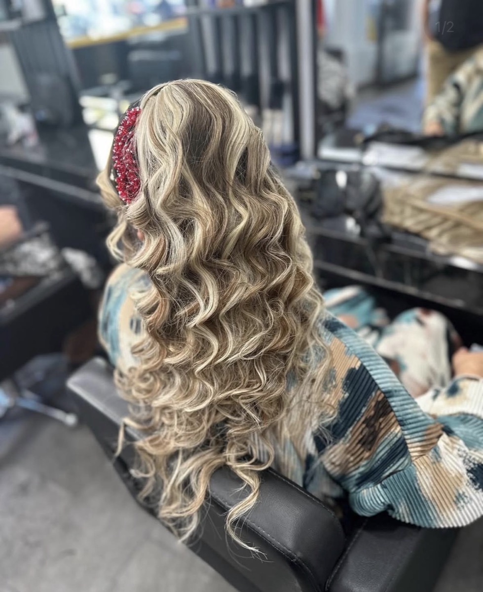 Blonde Waves & Strähnen